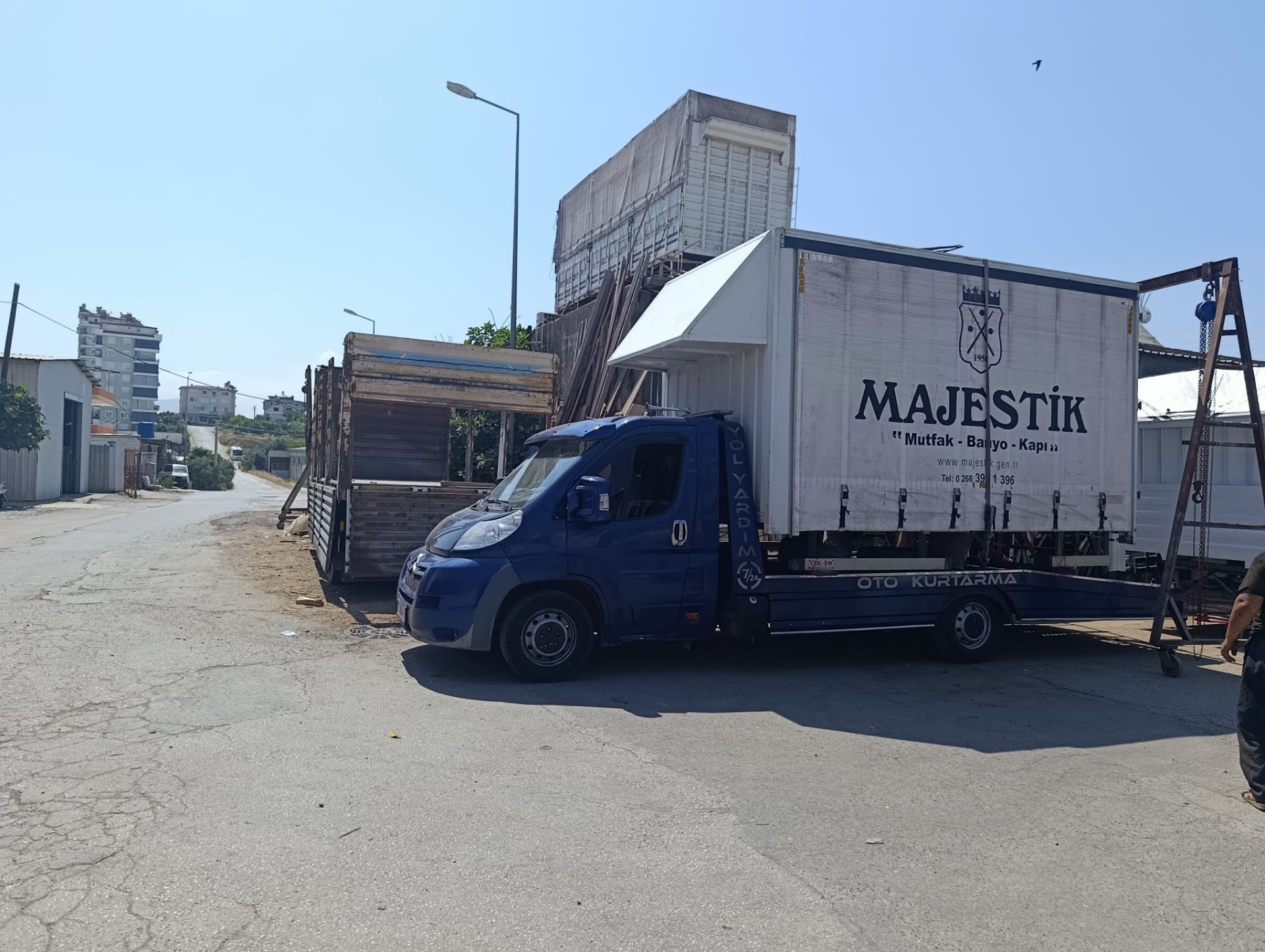 Geniş platformlu oto çekici ile özel malzeme taşınması
